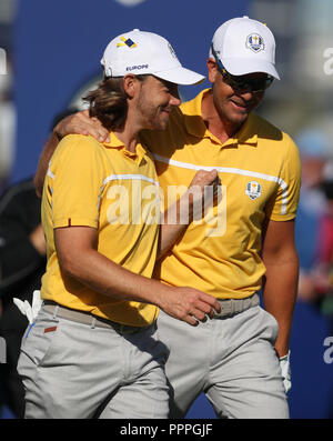 Das Team Europa Tommy Fleetwood (links) und Henrik Stenson während der Vorschau Tag vier der Ryder Cup bei Le Golf National, Saint-Quentin-en-Yvelines, Paris. Stockfoto