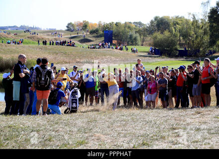 Das Team Europa Ian Poulter spielt von außerhalb des 14. Fairway während der Vorschau Tag vier der Ryder Cup bei Le Golf National, Saint-Quentin-en-Yvelines, Paris. PRESS ASSOCIATION Foto. Bild Datum: Donnerstag, September 27, 2018. Siehe PA Geschichte Golf Ryder. Photo Credit: Gareth Fuller/PA-Kabel. Einschränkungen: Nur für den redaktionellen Gebrauch bestimmt. Keine kommerzielle Nutzung. Stockfoto