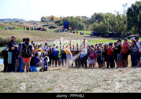 Das Team Europa Ian Poulter spielt von außerhalb des 14. Fairway während der Vorschau Tag vier der Ryder Cup bei Le Golf National, Saint-Quentin-en-Yvelines, Paris. Stockfoto