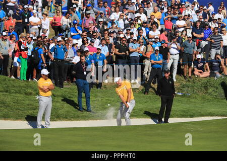 Das Team Europa Ian Poulter spielt aus einem Bunker auf dem 14 Grün während der Vorschau Tag vier der Ryder Cup bei Le Golf National, Saint-Quentin-en-Yvelines, Paris. Stockfoto