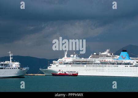 Kreuzfahrtschiffe und Fähren, Korfu, Korfu, Griechenland Stockfoto