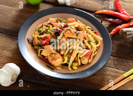 Traditionelle indonesische Mahlzeit Bami Goreng mit Nudeln, Gemüse und Huhn Stockfoto