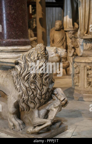 Italien. Pisa. Die pulppit von Pisa Kathedrale. Von Giovanni Pisano (c.1250-1315). Im gotischen Stil. Lion Statue, die an der Basis einer Spalte. Detail. Stockfoto