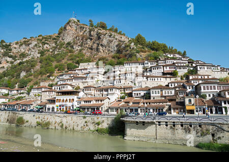 Stadtteil Mangalem, Berat, Fluss Osum, Albanien, Stadt der tausend Fenster Stockfoto