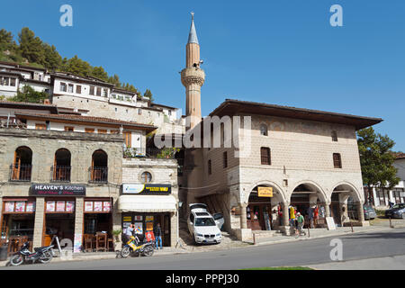 Moschee, Xhamia e Beqareve, Stadtteil Mangalem, Berat, Fluss Osum, Albanien, Stadt der tausend Fenster Stockfoto