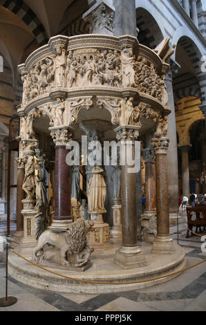 Italien. Pisa. Die pulppit von Pisa Kathedrale. Von Giovanni Pisano (c.1250-1315). Im gotischen Stil. Abbildung des Erzengels Michael. Stockfoto