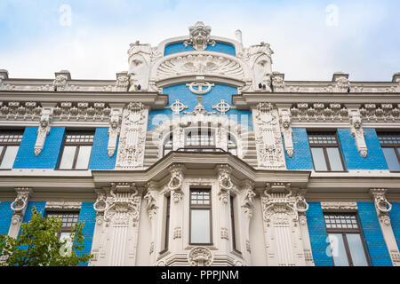 Riga Architektur, Blick auf eine Jugendstil Gebäude mit geschnitzten Köpfen und blauen Kacheln in Elizabetes Iela im Art Nouveau Stadtteil von Riga gelegen. Stockfoto