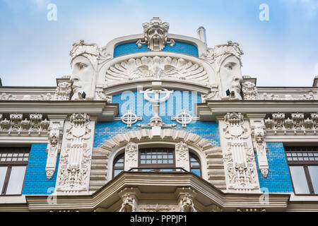 Riga Architektur, Blick auf eine Jugendstil Gebäude mit geschnitzten Köpfen und blauen Kacheln in Elizabetes Iela im Art Nouveau Stadtteil von Riga gelegen Stockfoto