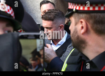 Ehemalige English Defence League (EDL) leader Tommy Robinson verlässt die Old Bailey nach seiner Missachtung des Gerichts Fall unterbrochen wurde. Er ist angeblich der Missachtung des Gerichts von Filmen die Menschen in einem Strafprozess und Rundfunk Aufnahmen auf Social Media begangen zu haben. Stockfoto