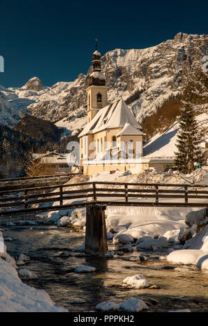 Pfarrkirche St. Sebastian, Ramsauer Ache, Winter, Ramsau, Berchtesgaden, Bayern, Deutschland Stockfoto