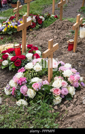 Neue Gräber, zentralen Friedhof Freigrafendamm, Bochum, Ruhrgebiet, Nordrhein-Westfalen, Deutschland Stockfoto