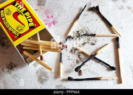 Tschechische Republik, Prag - Sept 27, 2018: ausgebrannt Wohnhaus nach Brand aus Übereinstimmungen verwendet - Safety first - Sicherheit Konzept Stockfoto