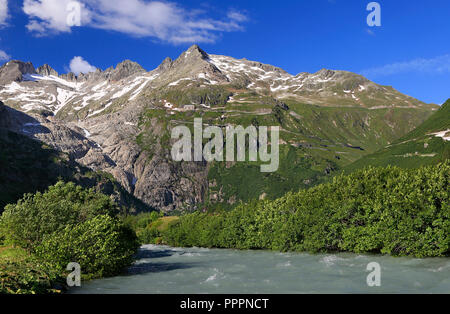 Serpentinenstraße Anschluss an den Alpenpässen Furka und Grimsel in den Schweizer Alpen mit der Rhone im Vordergrund, Europa Stockfoto