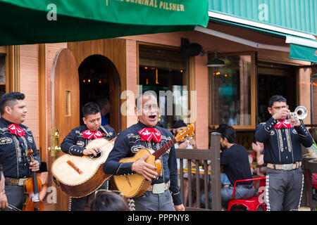 TORONTO, ONTARIO, Kanada - 29. JULI 2018: Eine Mariachi Band spielt vor einer Masse in Toronto lebhaften Kensington Market. Stockfoto