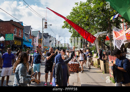 TORONTO, ONTARIO, Kanada - 29. JULI 2018: Street View der Menschenmenge in Kensington Market in Toronto. Stockfoto