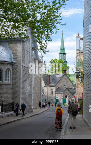 Touristen auf einer Sightseeing Tour genießen Sie den Blick auf den Kirchturm der Kathedrale der Heiligen Dreifaltigkeit, von der Nähe der Ursulinen Kloster von Quebec City. Stockfoto