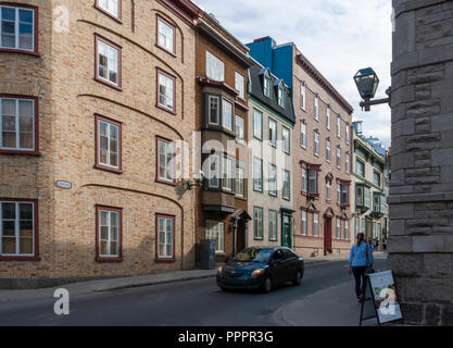 Malerische Fassaden der Wohnhäuser auf der Rue Saint Louis, in der Altstadt von Quebec. Quebec City, Quebec, Kanada Stockfoto