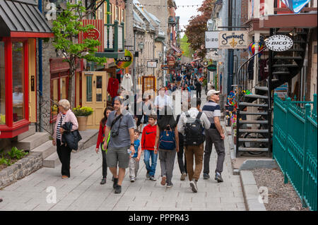 Masse der Touristen flanieren auf der Rue du Petit Champlain - ein berühmter Einkaufsstraße im historischen Viertel der Stadt, in der Altstadt von Quebec, Quebec City Stockfoto