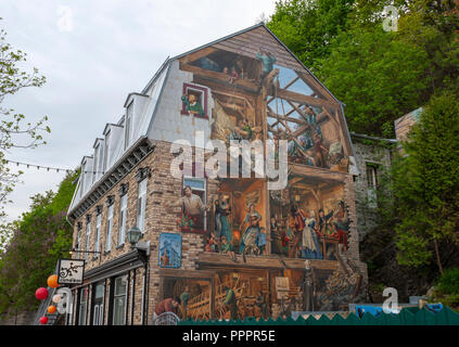 Fresque du Petit-Champlain - ein Wandbild gemalt auf der Seite eines Gebäudes an der Rue du Petit Champlain, die Meilensteine in der Geschichte von cap-blanc Stockfoto