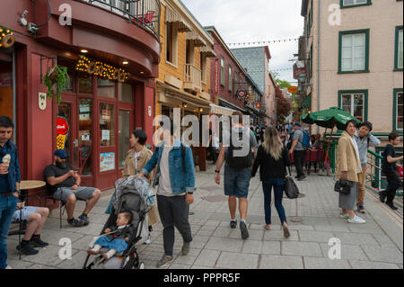 Masse der Touristen flanieren auf der Rue du Petit Champlain - ein berühmter Einkaufsstraße im historischen Viertel der Stadt, in der Altstadt von Quebec, Quebec City Stockfoto