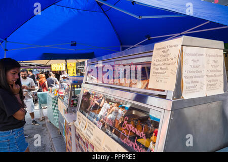 TORONTO, ONTARIO, Kanada - 29. JULI 2018: Ein Lateinamerikanisches Essen stand in Kensington Market in Toronto. Stockfoto