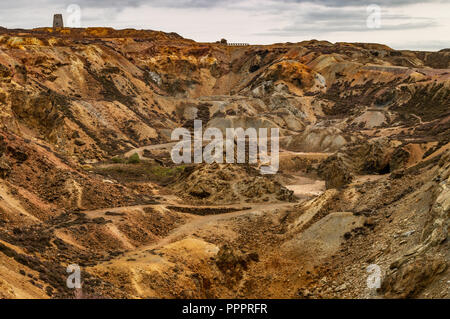 Die orange und braun Landschaft des stillgelegten Parys Mountain Kupfermine, Anglesey, Nordwales. Stockfoto