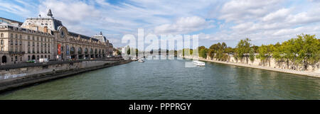 Panoramablick von Musee d'Orsay von Pont Royal - Paris, Frankreich Stockfoto