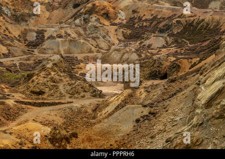 Die orange und braun Landschaft des stillgelegten Parys Mountain Kupfermine, Anglesey, Nordwales. Stockfoto