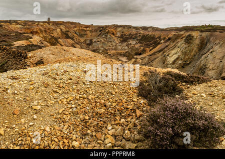 Die orange und braun Landschaft des stillgelegten Parys Mountain Kupfermine, Anglesey, Nordwales. Stockfoto