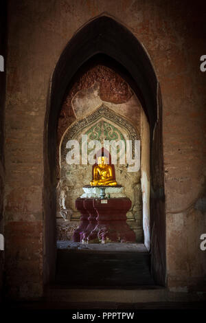 Kleine goldene Buddha Statue in einem Tempel in Bagan, Myanmar Stockfoto