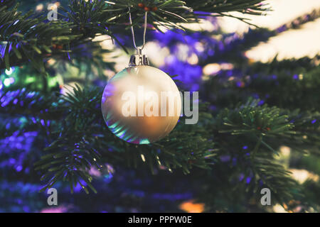 Weihnachtsdekoration am Weihnachtsbaum, Bokeh leuchtet Stockfoto