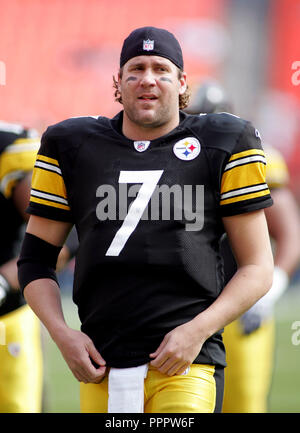 Pittsburgh Steelers Quarterback Ben Roethlisberger Aufwärmen vor dem Start des Spiels gegen die Miami Dolphins an landshark Stadium in Miami am 3. Januar 2010. Stockfoto