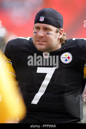 Pittsburgh Steelers Quarterback Ben Roethlisberger Aufwärmen vor dem Start des Spiels gegen die Miami Dolphins an landshark Stadium in Miami am 3. Januar 2010. Stockfoto