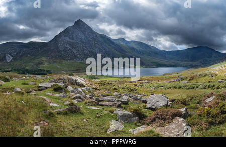 Schönen Panoramablick auf die Landschaft Bild der Landschaft um Llyn Ogwen in Snowdonia während der frühen Herbst mit Tryfan im Hintergrund Stockfoto
