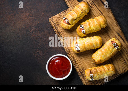 Halloween Essen. Beängstigend wurst Mumien im Teig. Stockfoto