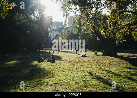 London, Großbritannien - 17 September, 2018: die Menschen entspannen in Lincoln's Inn Fields an einem sonnigen Tag in London, UK. Lincoln's Inn Fields ist die größte öffentliche squa Stockfoto