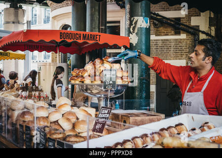 London, Großbritannien - 24 Juni 2018: Brot und Gebäck zum Verkauf an Borough Markt, Verkäufer eine herauf mit Tangas. Borough Market ist einer der Stockfoto
