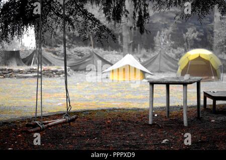 Monochrome Morgen im Camp, Kasol-India Stockfoto