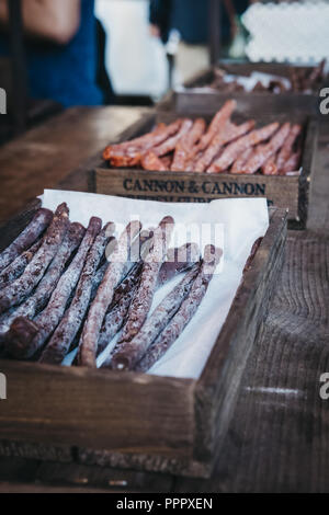 London, Großbritannien - 17 September, 2018: Gourmet Salami und Würstchen an Cannon & Cannon Markt in Borough Markt, eines der größten und ältesten Essen mar Abschaltdruck Stockfoto