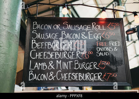 Nahaufnahme von einem Menü mit Preise auf einem Markt in Borough Market, London, UK. Stockfoto