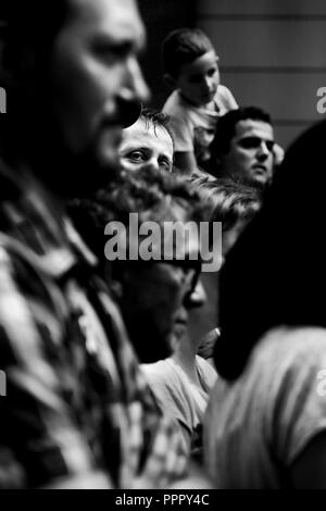 Der Mensch in der Masse misstrauisch (an der Kamera) Stockfoto