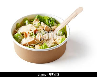Griechischer Salat in der Schüssel mit Deckel zum Mitnehmen, auf weißem Hintergrund Stockfoto