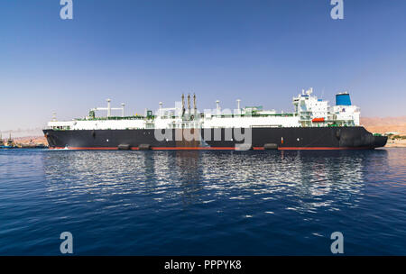 Öl Chemikalientankschiff im neuen Hafen von Aqaba, Jordanien günstig. Küste des Roten Meeres Stockfoto