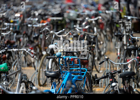 Fahrradparkplatz, Leidseplein, Amsterdam, Niederlande Stockfoto