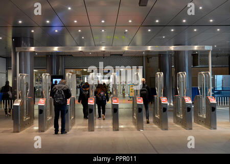 Zugangskontrolle, Metro, Amsterdam Centraal, Stationsplein, Amsterdam, Niederlande Stockfoto