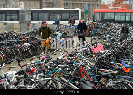 Fahrradparkplatz, Stationsplein, Amsterdam, Niederlande Stockfoto