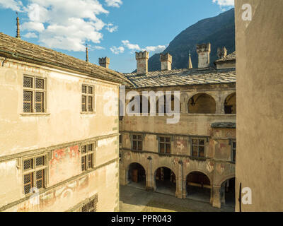 Innenhof in Issogne Castle, eine Burg/Landsitz in der Stadt von Issogne im Aostatal Stockfoto