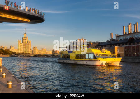 Moskau, Russia-September 20,2018: Der Blick auf die Poryachiy Brücke über Fluss Moskwa bei zaryadye Park in Moskau, das Boot auf dem Fluss Stockfoto
