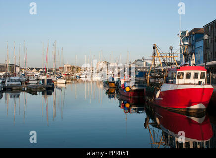 Angeln und Segeln Boote - Sonnenuntergang im Sutton Harbour, Plymouth, Großbritannien. Stockfoto