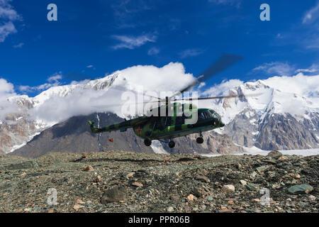 Hubschrauber Landung am Khan Tengri Basislager, zentralen Tian Shan Gebirge, Grenze zwischen Kirgistan und China, Kirgistan Stockfoto